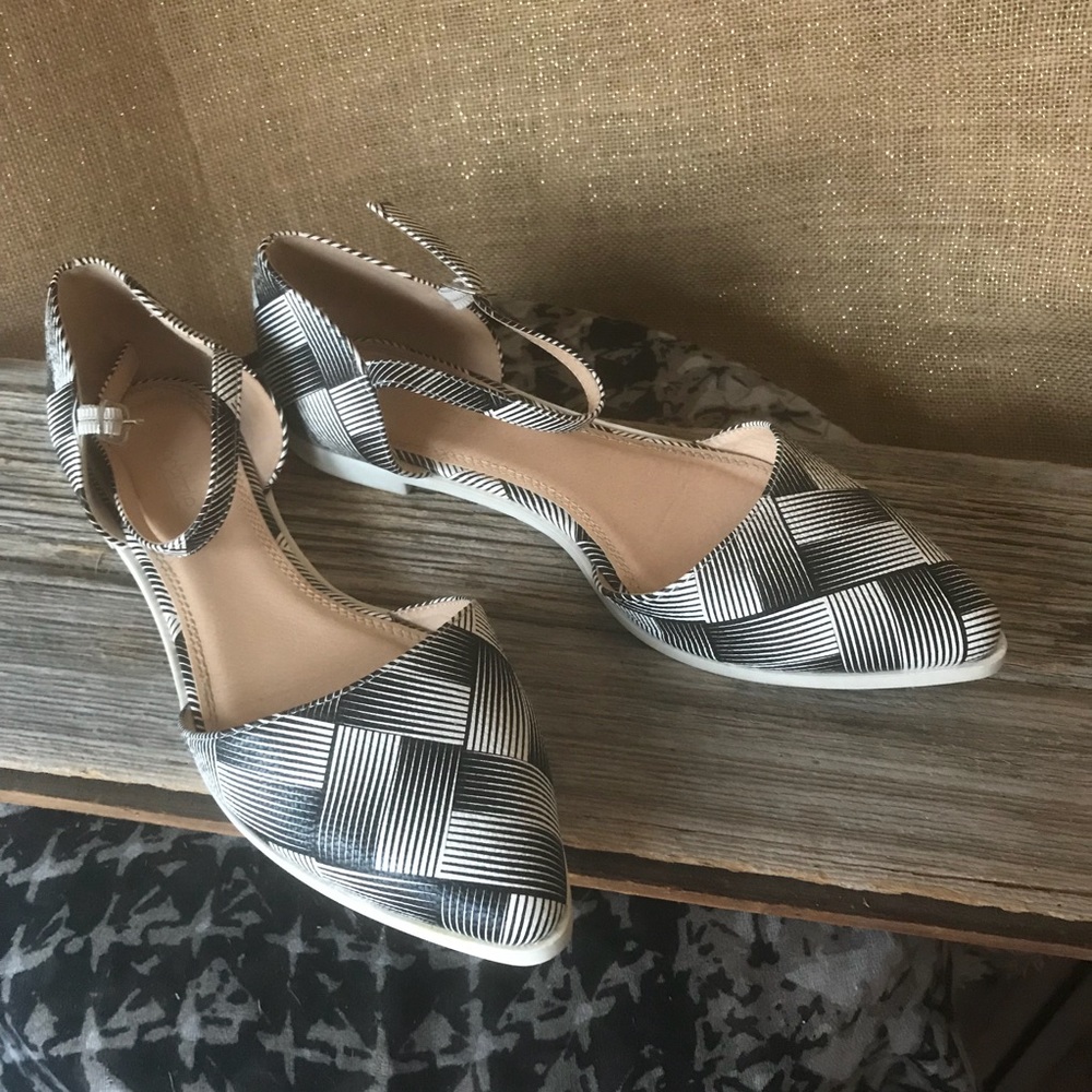 Shoe Dazzle/JustFab Makenda Flats